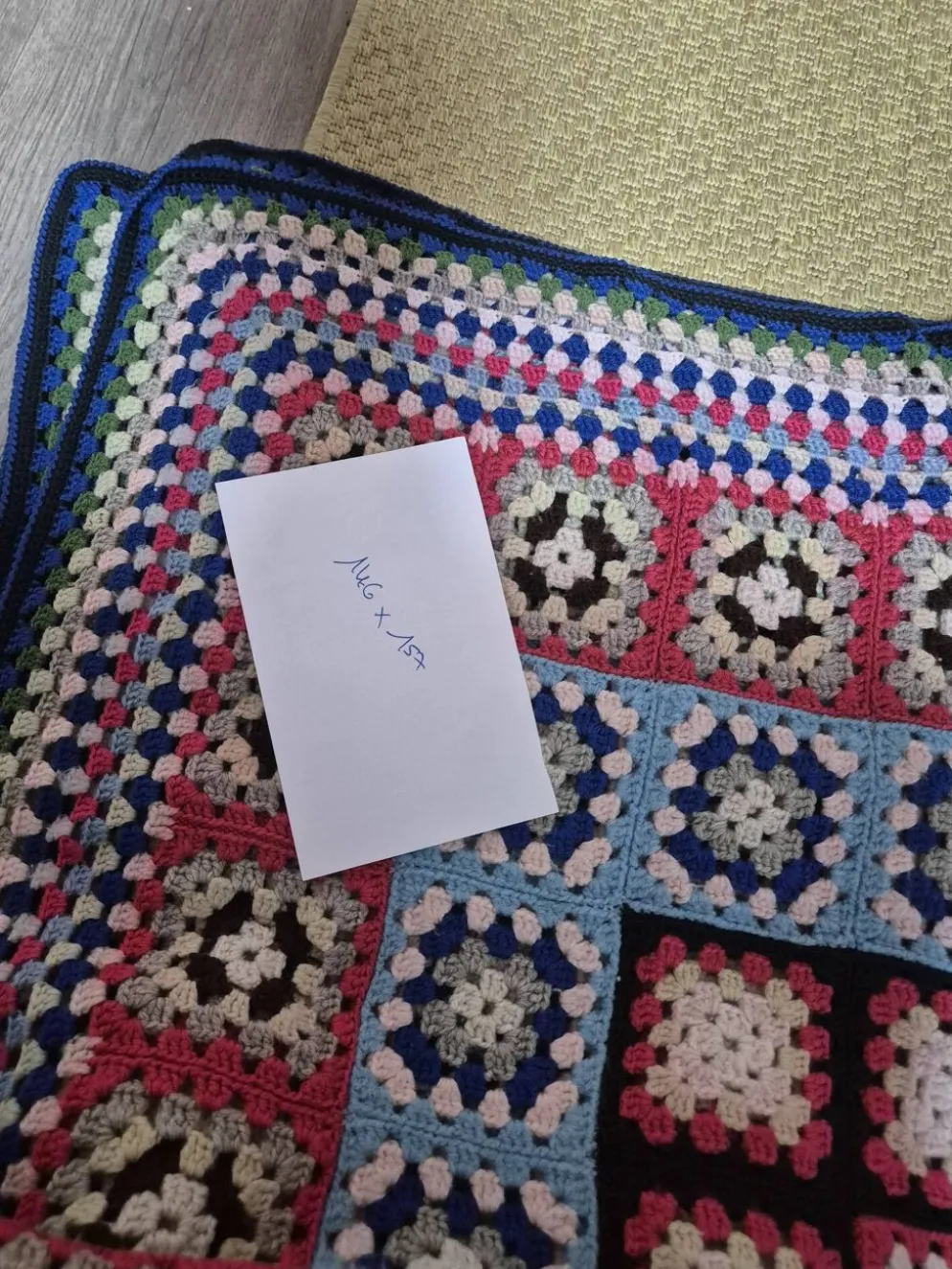 couverture dessus de lit vintage en crochet compose de carré granny