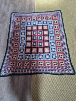 couverture dessus de lit vintage en crochet compose de carré granny