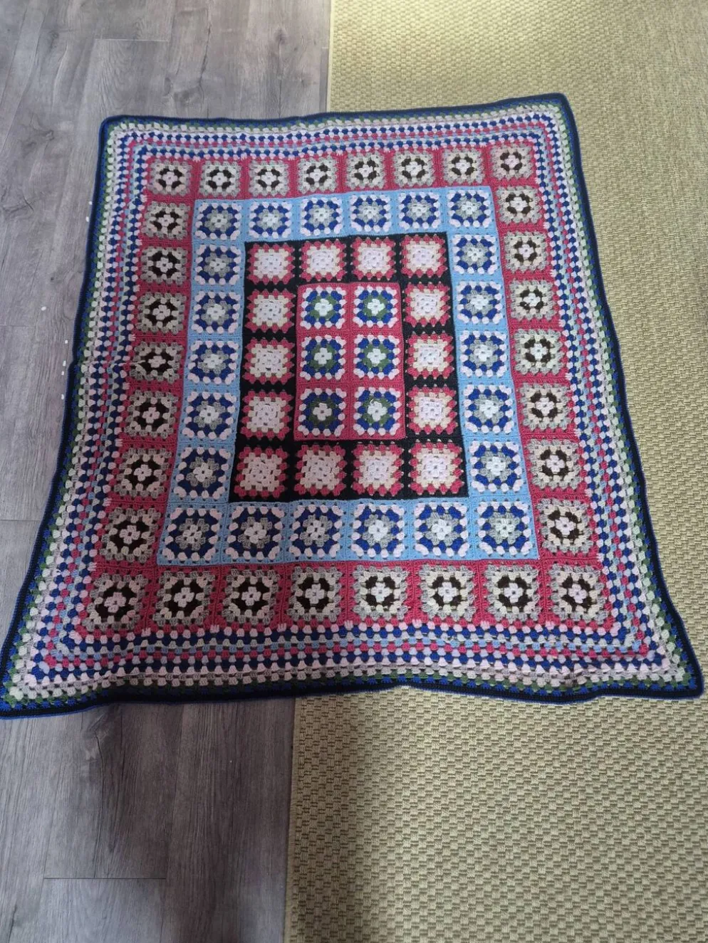 couverture dessus de lit vintage en crochet compose de carré granny
