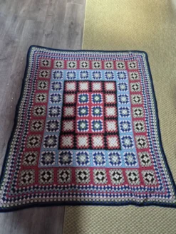 couverture dessus de lit vintage en crochet compose de carré granny