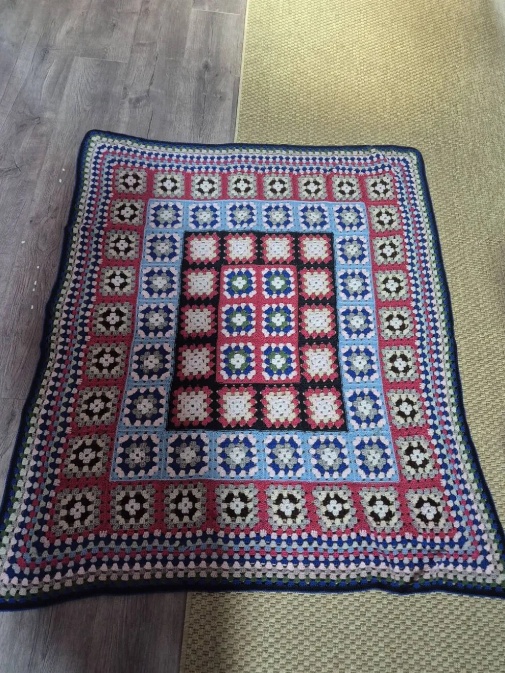 couverture dessus de lit vintage en crochet compose de carré granny