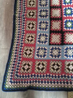 couverture dessus de lit vintage en crochet compose de carré granny