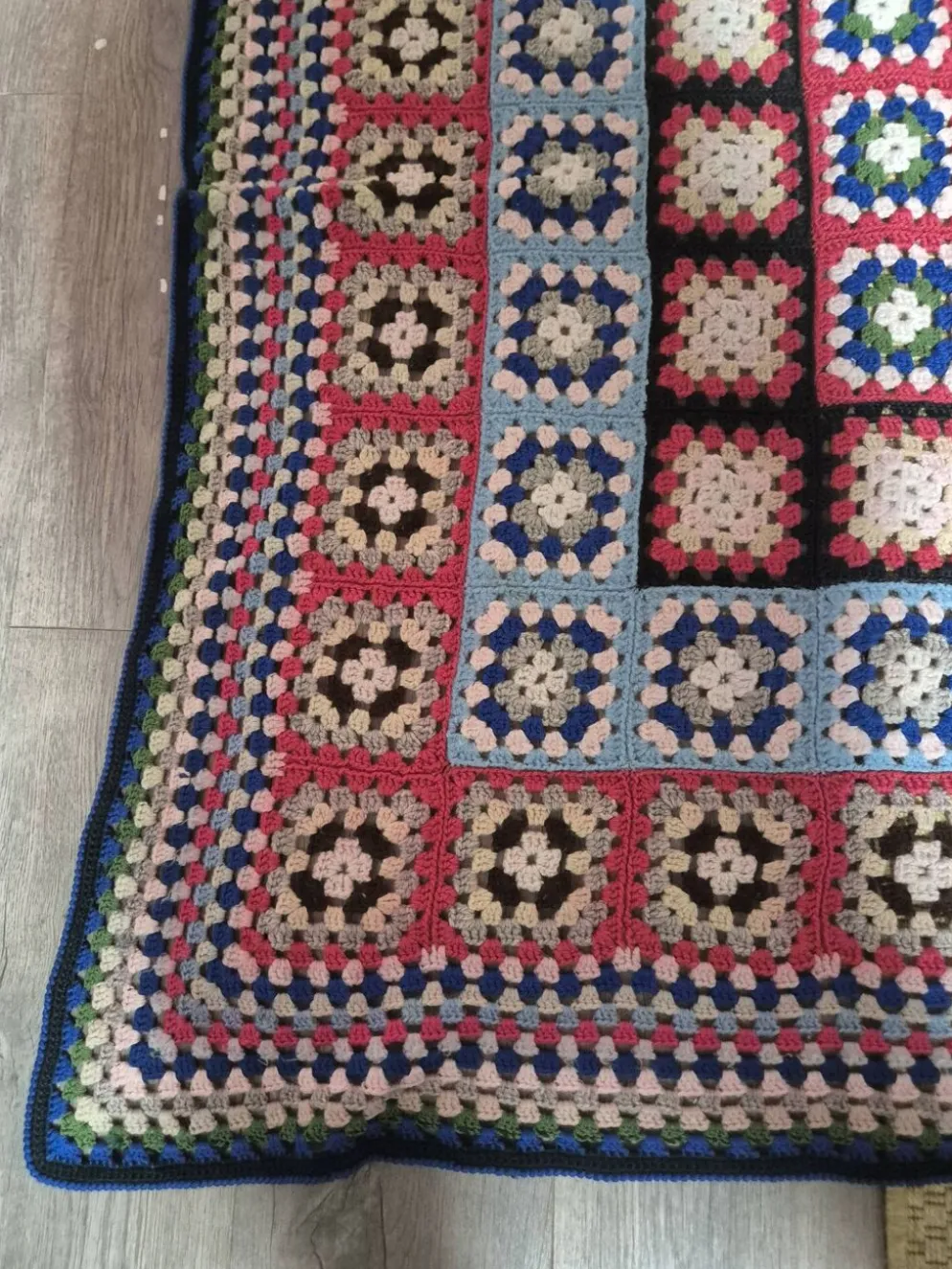 couverture dessus de lit vintage en crochet compose de carré granny
