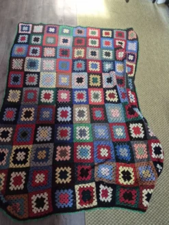 couverture dessus de lit vintage en crochet compose de carré granny au bor