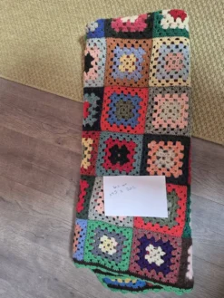 couverture dessus de lit vintage en crochet compose de carré granny au bor