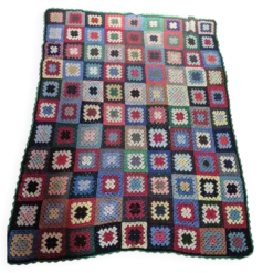 couverture dessus de lit vintage en crochet compose de carré granny au bor