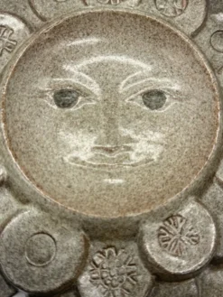 Céramique murale « visage solaire » — signée, circa 1970