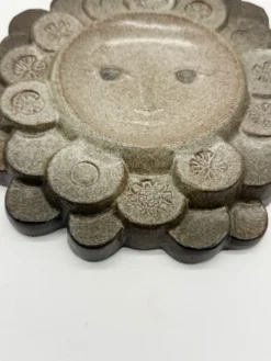 Céramique murale « visage solaire » — signée, circa 1970