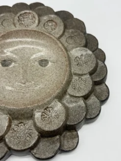 Céramique murale « visage solaire » — signée, circa 1970