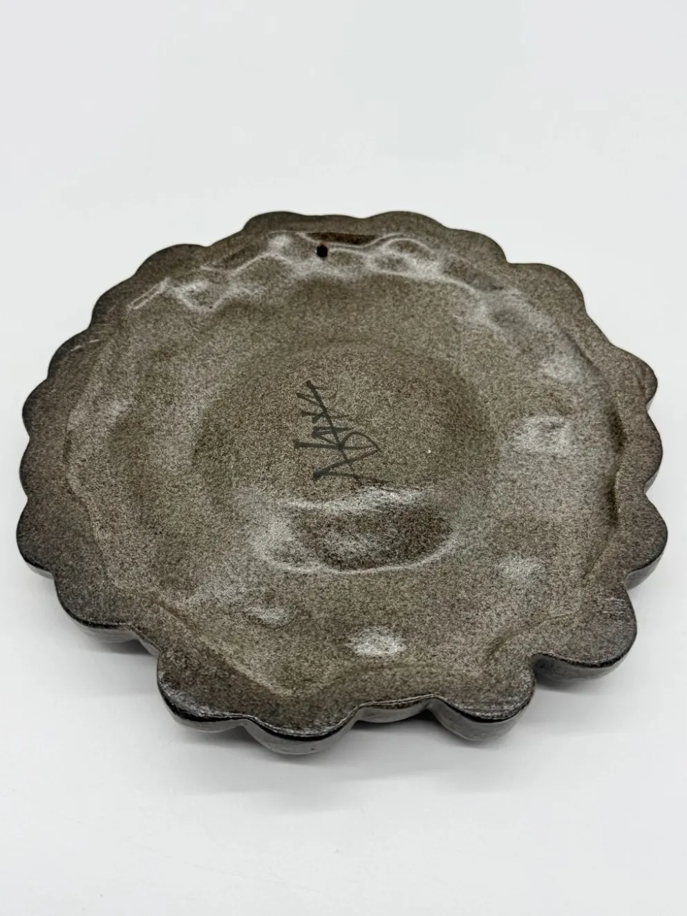 Céramique murale « visage solaire » — signée, circa 1970
