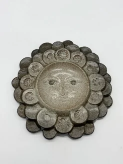Céramique murale « visage solaire » — signée, circa 1970