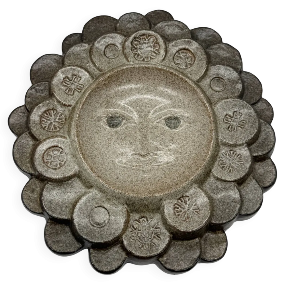 Céramique murale « visage solaire » — signée, circa 1970