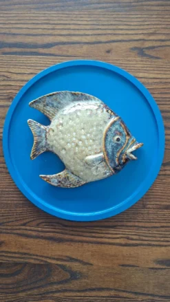Céramique Vallauris Sculpture murale poisson en relief sur plaque bleu