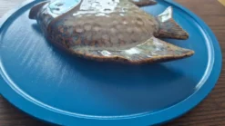 Céramique Vallauris Sculpture murale poisson en relief sur plaque bleu