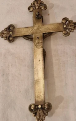 Croix en bronze laitonné XXe