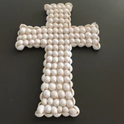 Croix en coquillages