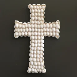 Croix en coquillages