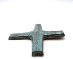 Croix murale en céramique bleu pâle signée Amphora, années 70