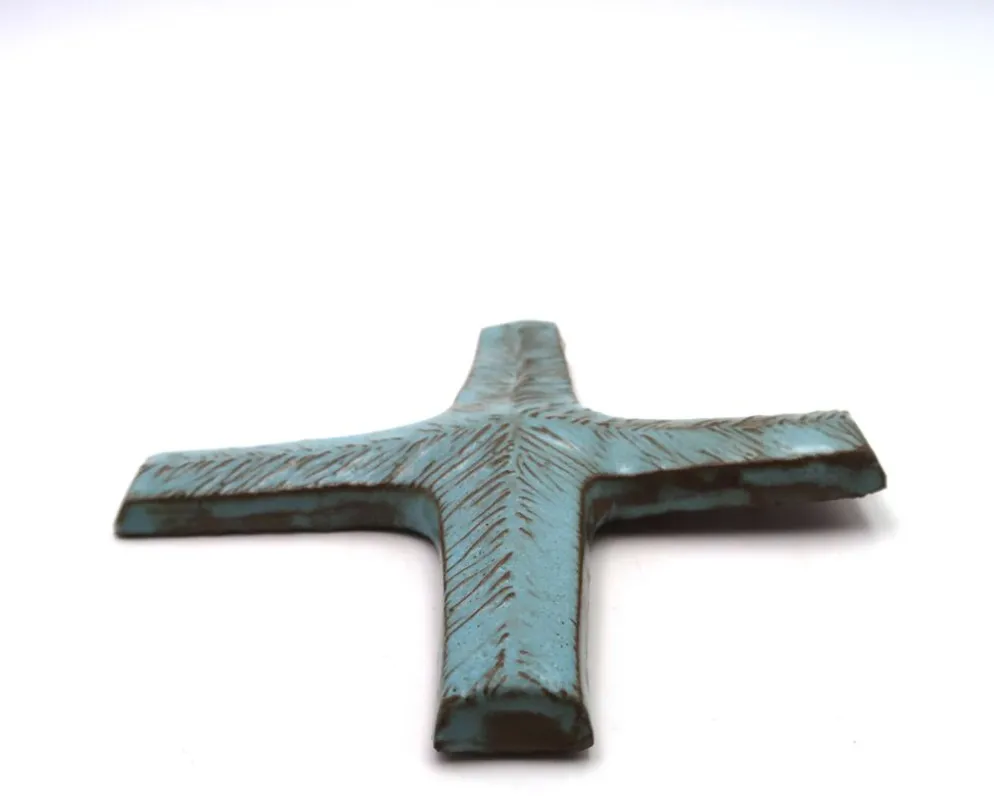 Croix murale en céramique bleu pâle signée Amphora, années 70