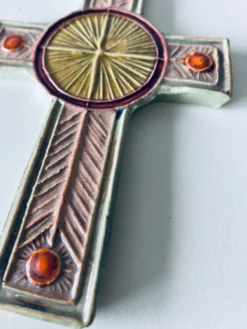 Croix murale en céramique signée Taburet