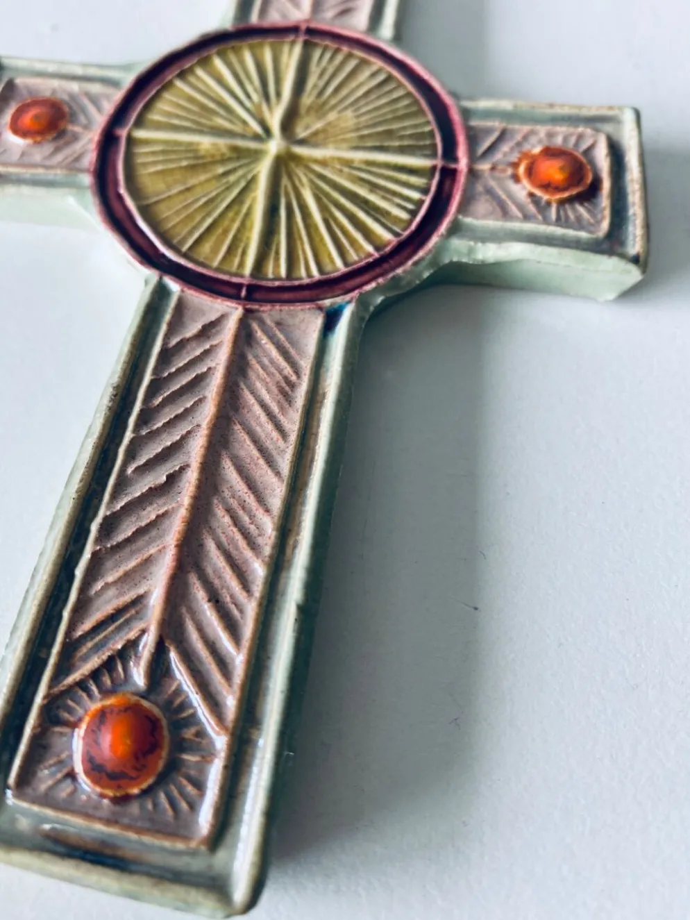 Croix murale en céramique signée Taburet