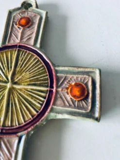 Croix murale en céramique signée Taburet
