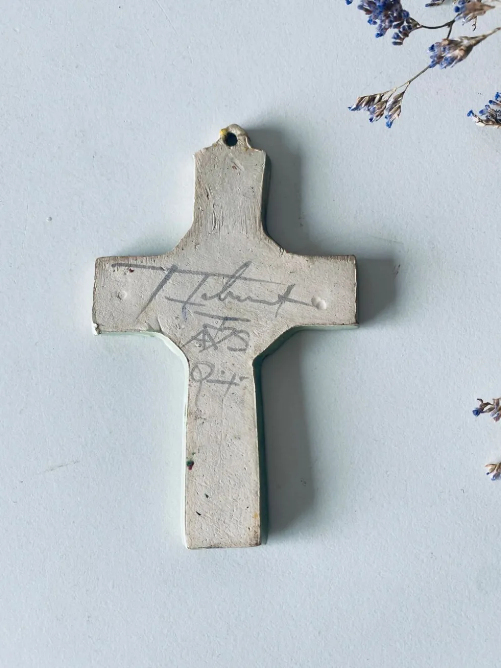 Croix murale en céramique signée Taburet