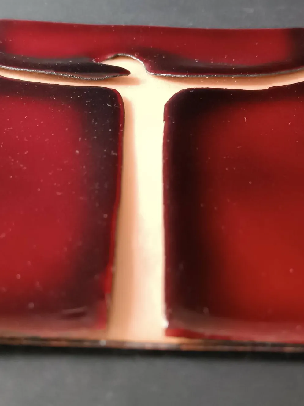 Croix murale en émail rouge et doré sur cuivre Atelier Chehab vintage