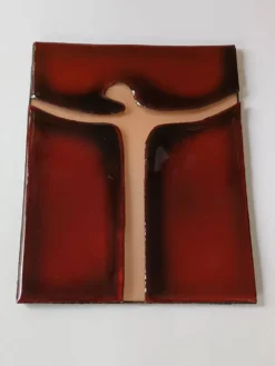 Croix murale en émail rouge et doré sur cuivre Atelier Chehab vintage
