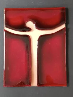 Croix murale en émail rouge et doré sur cuivre Atelier Chehab vintage