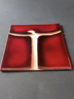 Croix murale en émail rouge et doré sur cuivre Atelier Chehab vintage