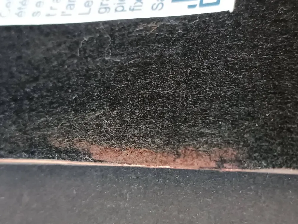Croix murale en émail rouge et doré sur cuivre Atelier Chehab vintage