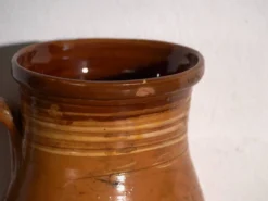 Cruche ancienne en céramique populaire vernissée – Europe centrale, vers 1930