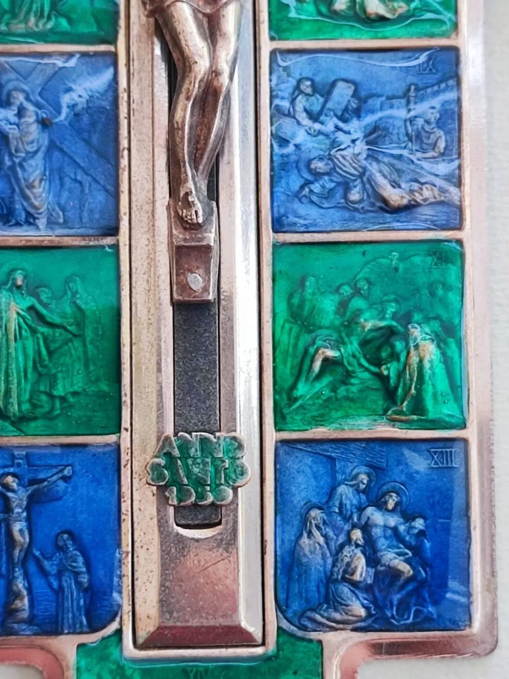 Crucifix en métal et émail