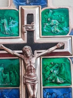 Crucifix en métal et émail