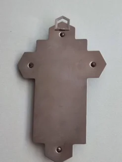 Crucifix en métal et émail