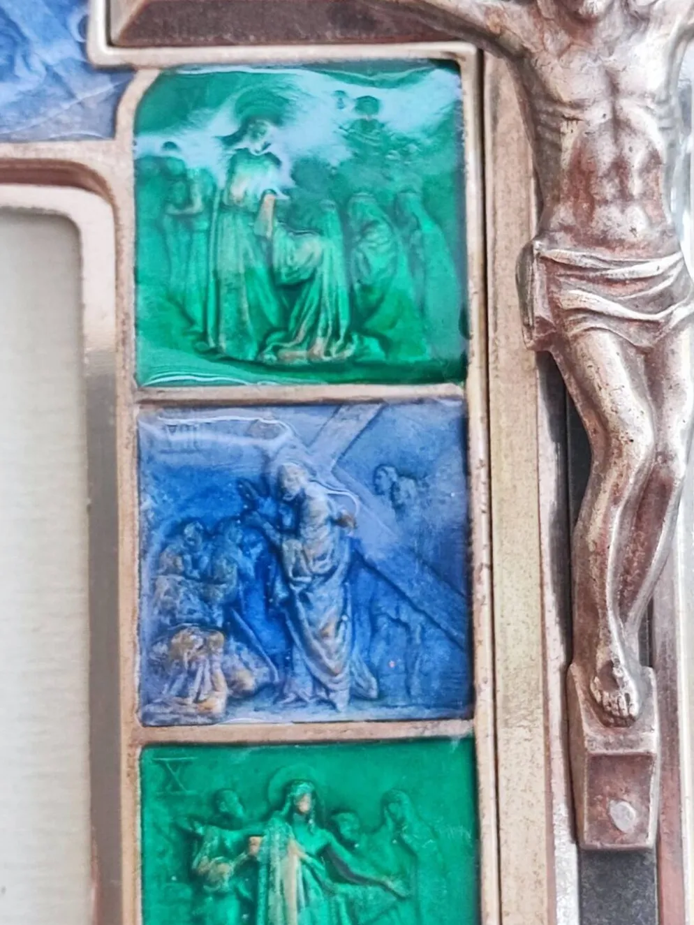 Crucifix en métal et émail