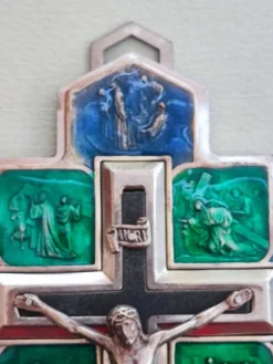 Crucifix en métal et émail