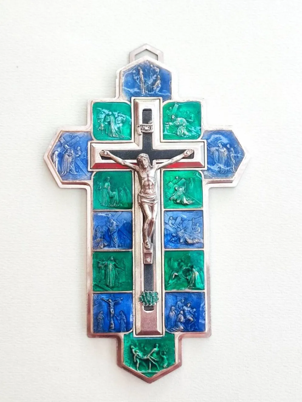 Crucifix en métal et émail