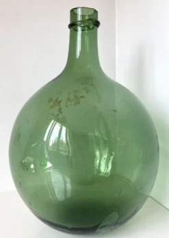 Dame Jeanne ancienne en verre vert à col bagué et ouverture martelée