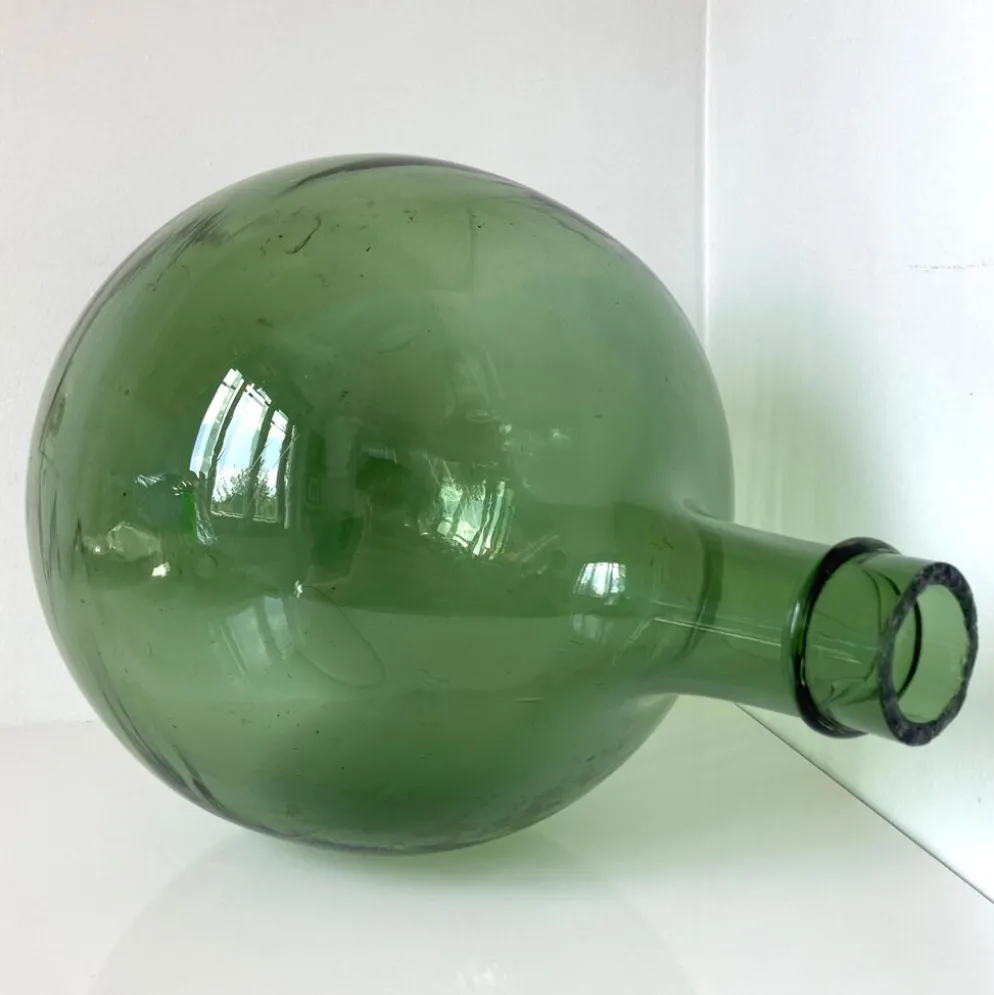 Dame Jeanne ancienne en verre vert à col bagué et ouverture martelée