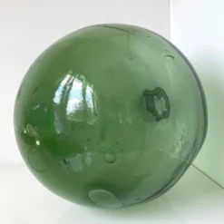 Dame Jeanne ancienne en verre vert à col bagué et ouverture martelée