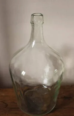 Dame-jeanne, bonbonne en verre transparent