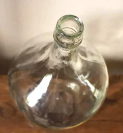 Dame-jeanne, bonbonne en verre transparent