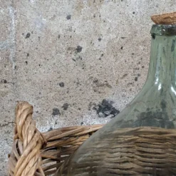 Dame-jeanne dans son panier en osier