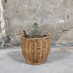 Dame-jeanne dans son panier en osier
