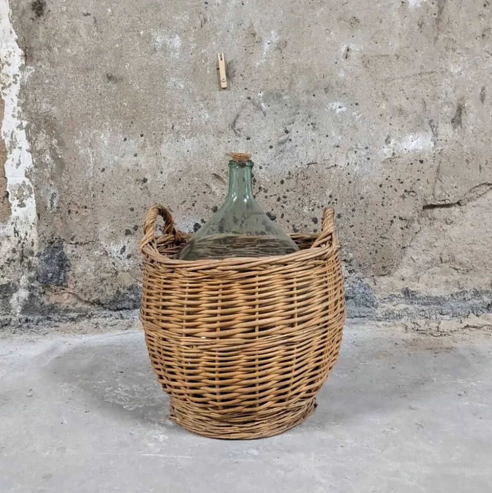 Dame-jeanne dans son panier en osier