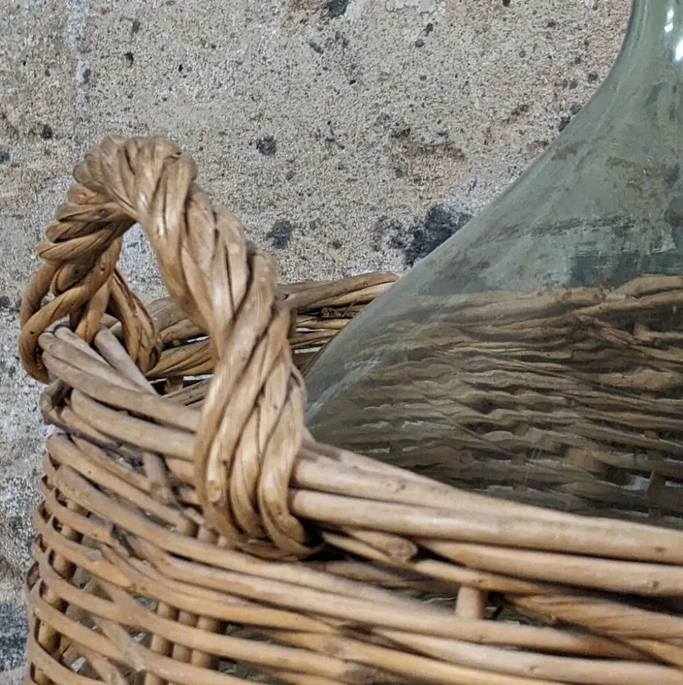Dame-jeanne dans son panier en osier