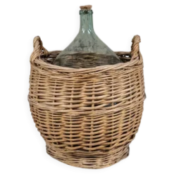 Dame-jeanne dans son panier en osier