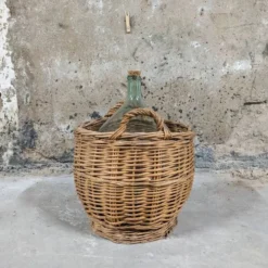 Dame-jeanne dans son panier en osier